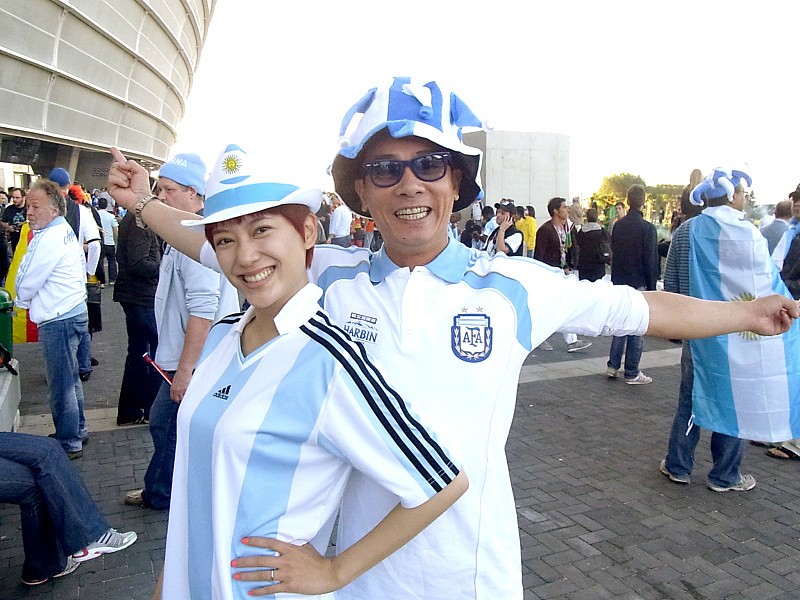 陈小春真挺时髦的，和应采儿穿情侣装，“莫西干”发型也不土
