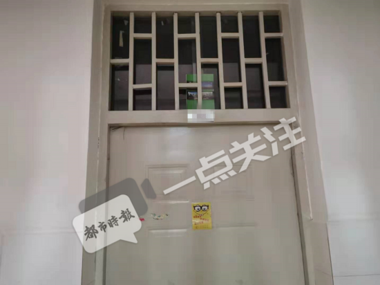 大二女生疑遭搂抱扇打后溺亡，店员称未听到呼救，母亲称被告知“相约跳江”，生前所在寝室学生已搬离