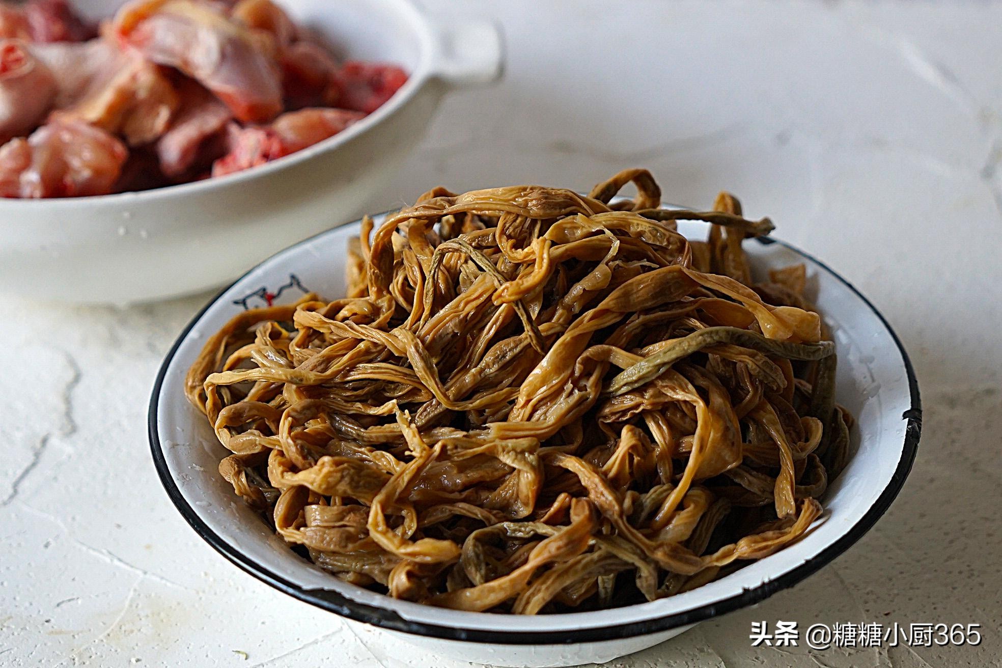 干豆角最爱这样吃，炖满满一锅，香味四溢好解馋，两碗米饭打不住