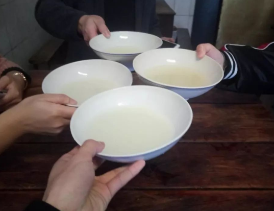 亏钱卖酒也开心的老人被酒客捧成网红,1元1碗纯粮酒,三种人不卖