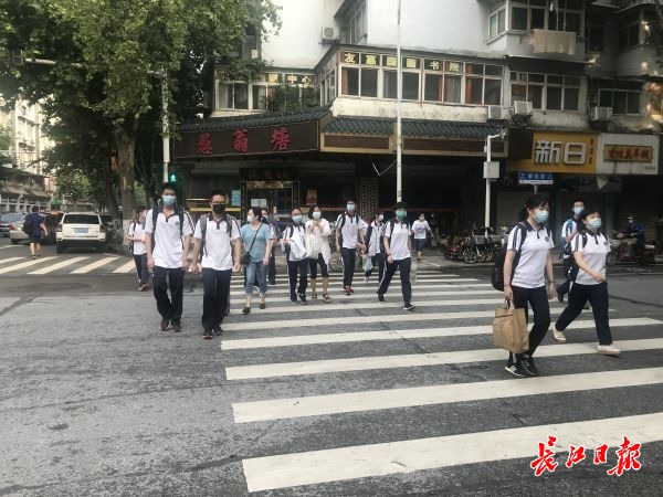 校长门口迎接学生“回家”，学生自觉早自习……高一高二返校复课首日校园这是样的