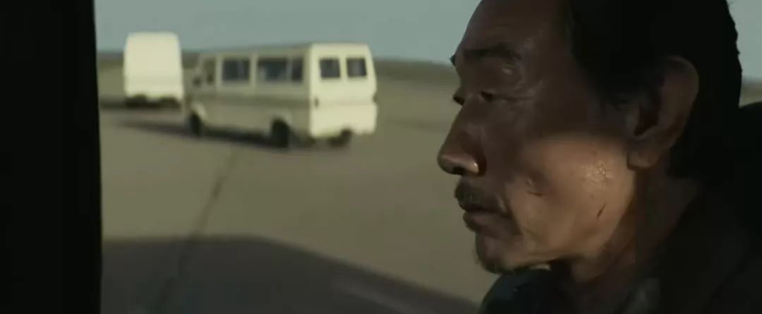 2021最好看的韩影《摩加迪沙》真实改编,讽刺与悲悯的克制表达