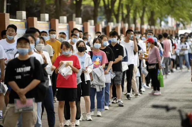 2021年高考成绩发布，一省录取分数线断崖式下降，280分可读本科