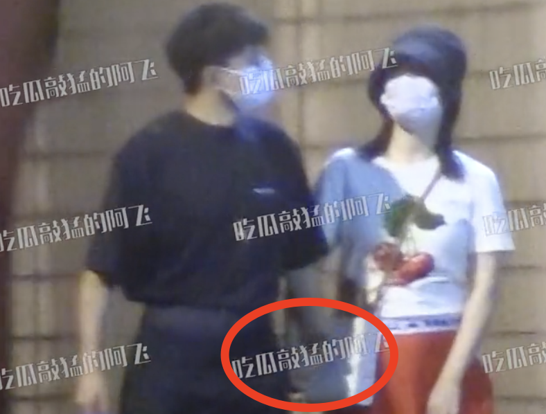 张杰谢娜和张智霖袁咏仪聚会，路上闺蜜牵手热聊拥抱告别姐妹情深