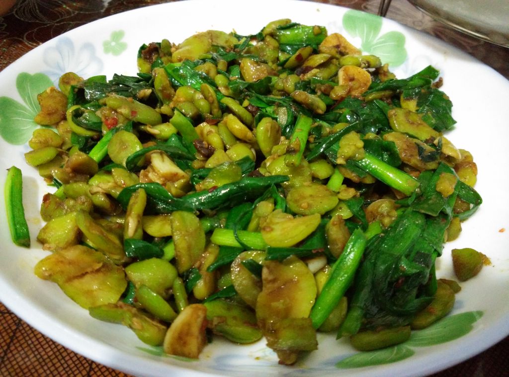 韭菜炒蚕豆这么做(韭菜炒蚕豆美味下饭又能解馋)