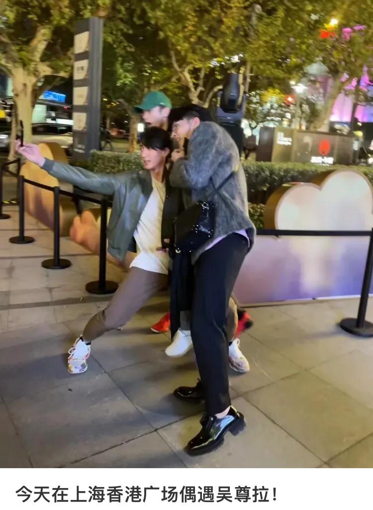 吴尊和儿女戴黑框眼镜拍大片，8岁max变圆润，五官和爸爸一模一样