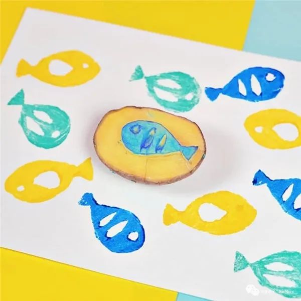 现在,我们就来用它刻条小鱼吧,玩玩拓印画.