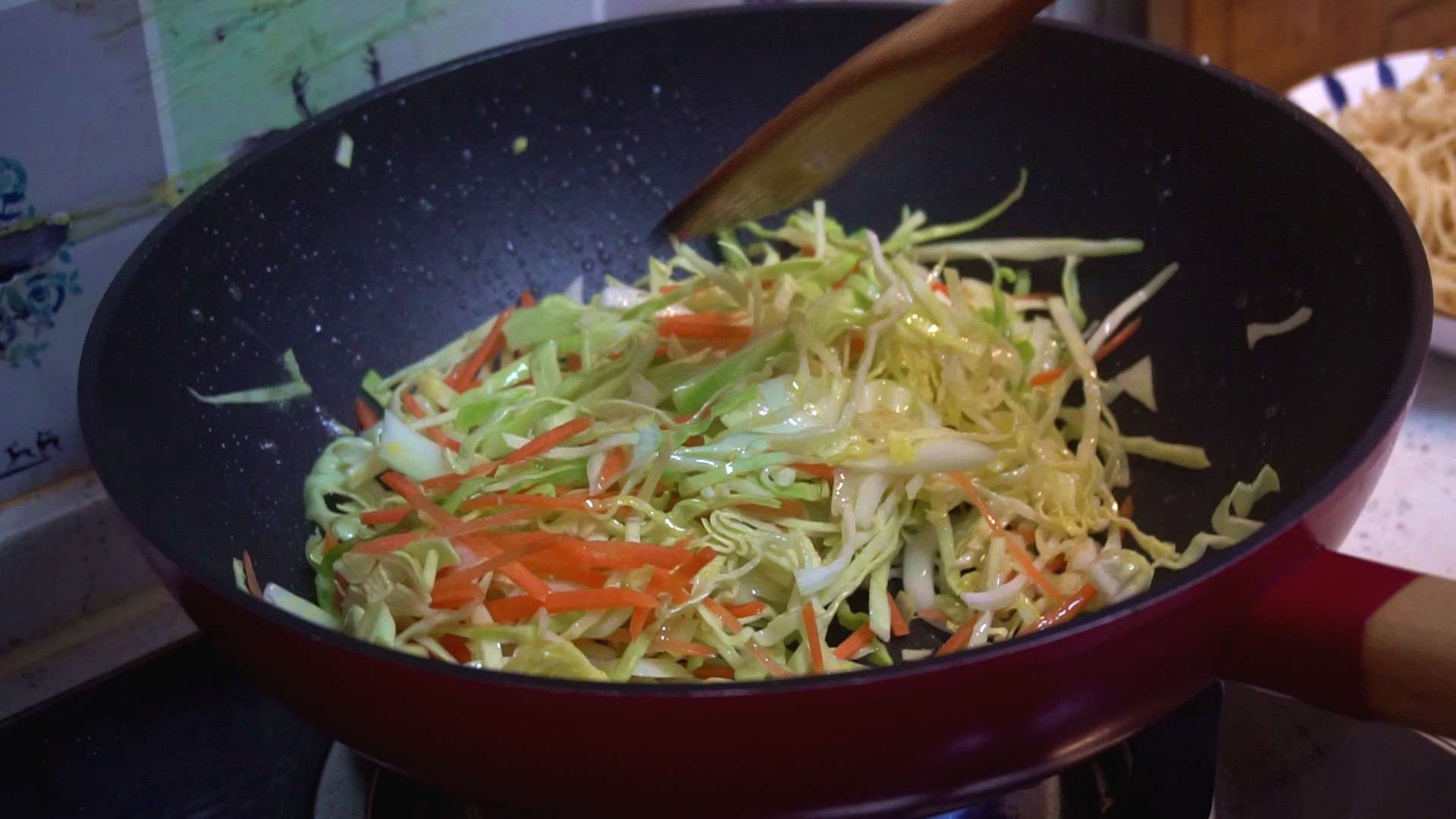 地道的北方炒饼丝做法，掌握几个小技巧，和饭店做的一样喷香好吃