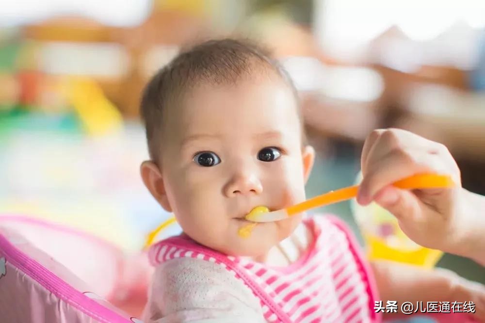 宝宝多大就该自己吃饭？长期喂食产生的危害，家长一定要注意