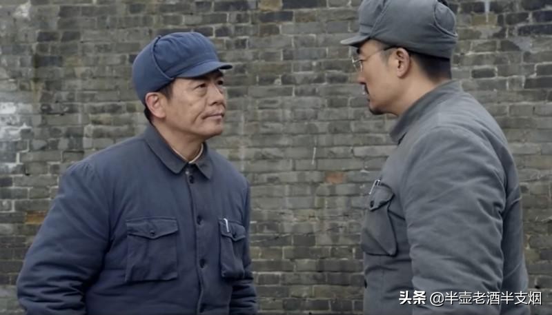 功德林里有两人表现不错，一人严肃一人滑稽，为何没被首批特赦？
