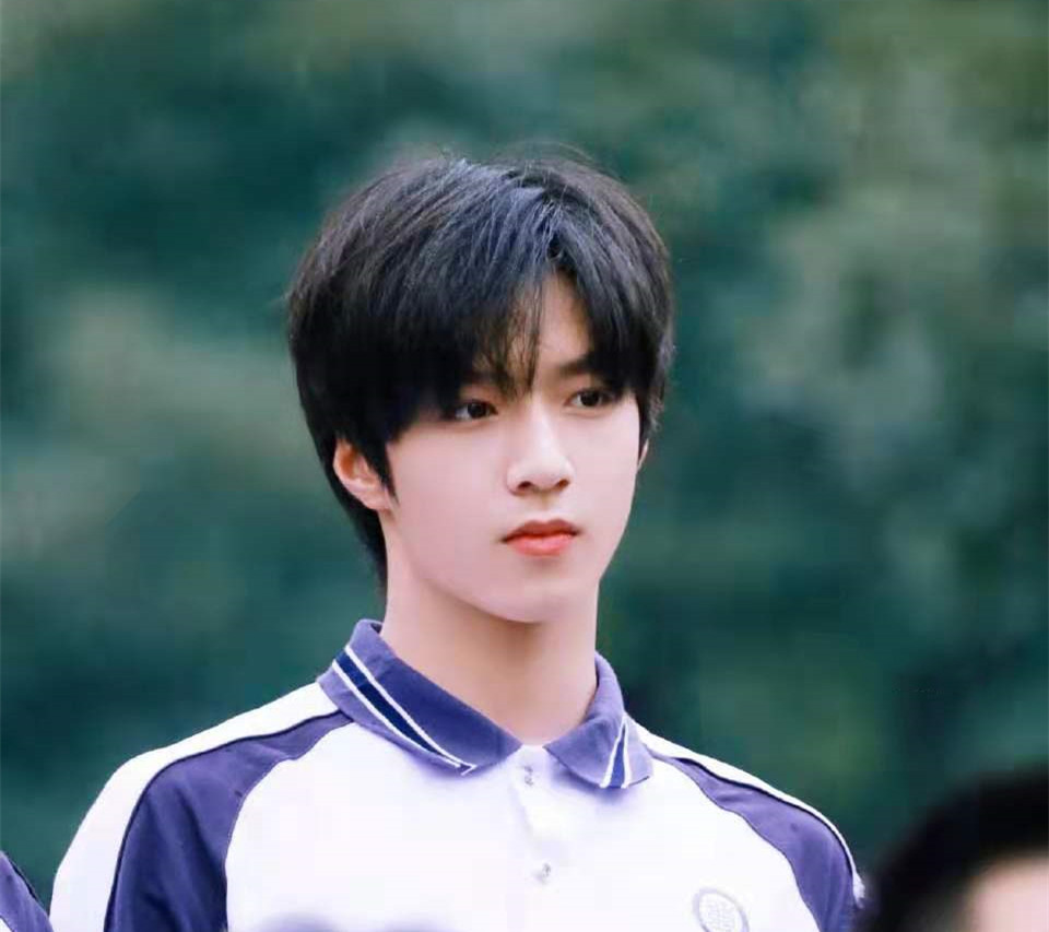 刘耀文初中毕业照曝光：养成系狼崽，有着“反差萌”的身高与实力