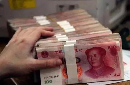 有30万存款的人，别存定期了，银行员工透露：这样存利息更高