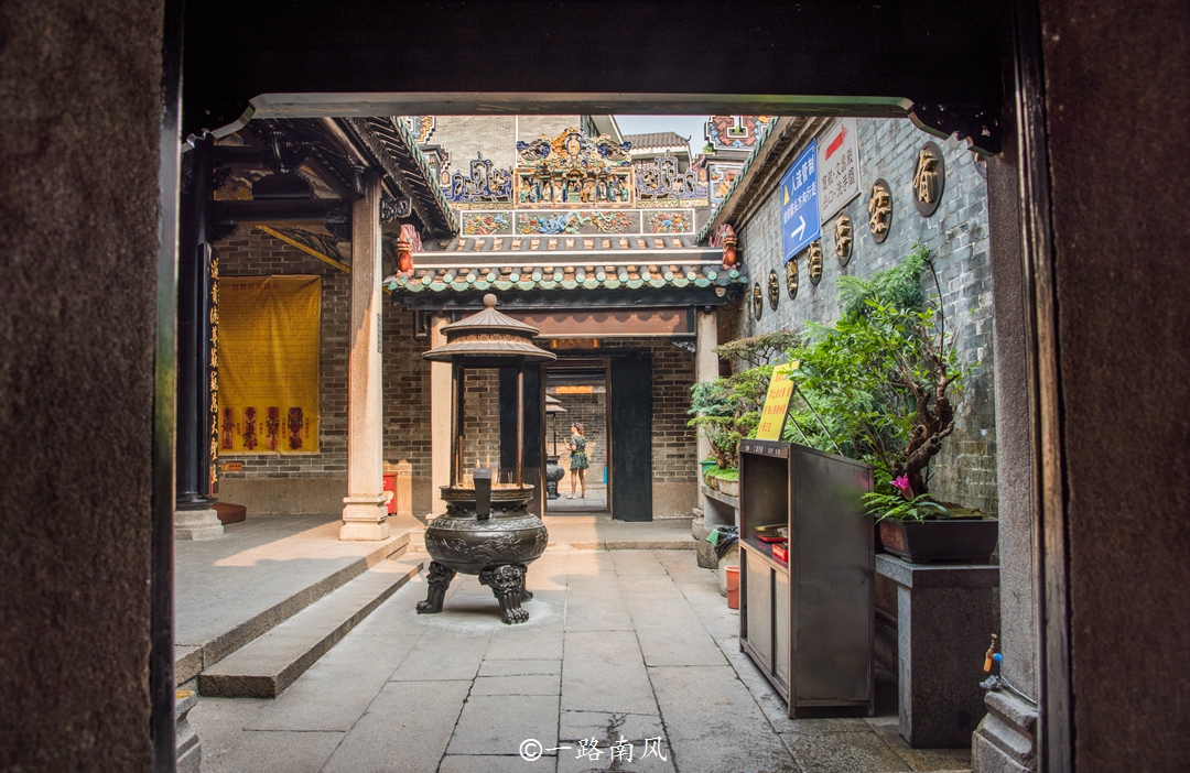 广州最精美的建筑群，其中一处叫仁威庙，雕刻令人赞叹
