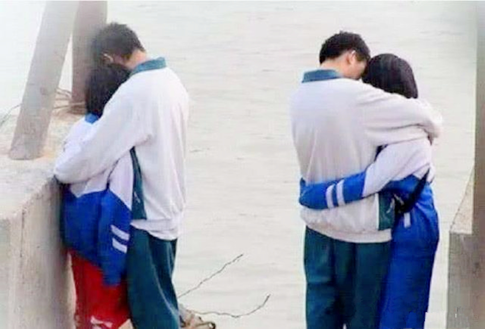 5年级男孩约女同学来家玩，监控拍到这画面，爸爸气红了脸