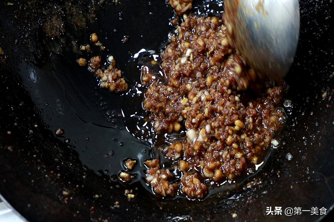 黄豆酱的用途与用法（黄豆酱再也不用买，一炒一熬真简单）