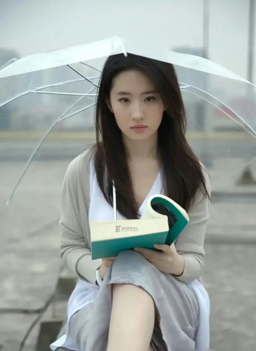 刘亦菲素颜读书照刘亦菲素颜出镜化身文艺青年