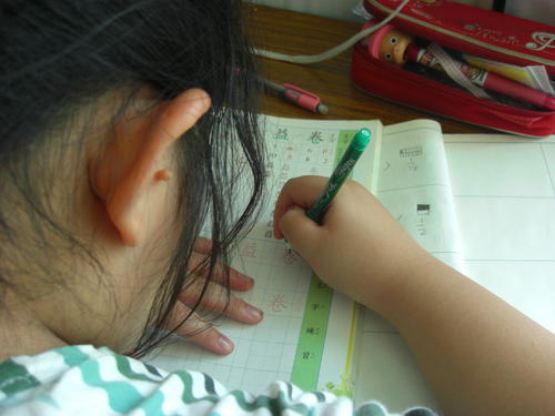 望子成龙？请别太早让孩子练字，这一行为弊大于利。