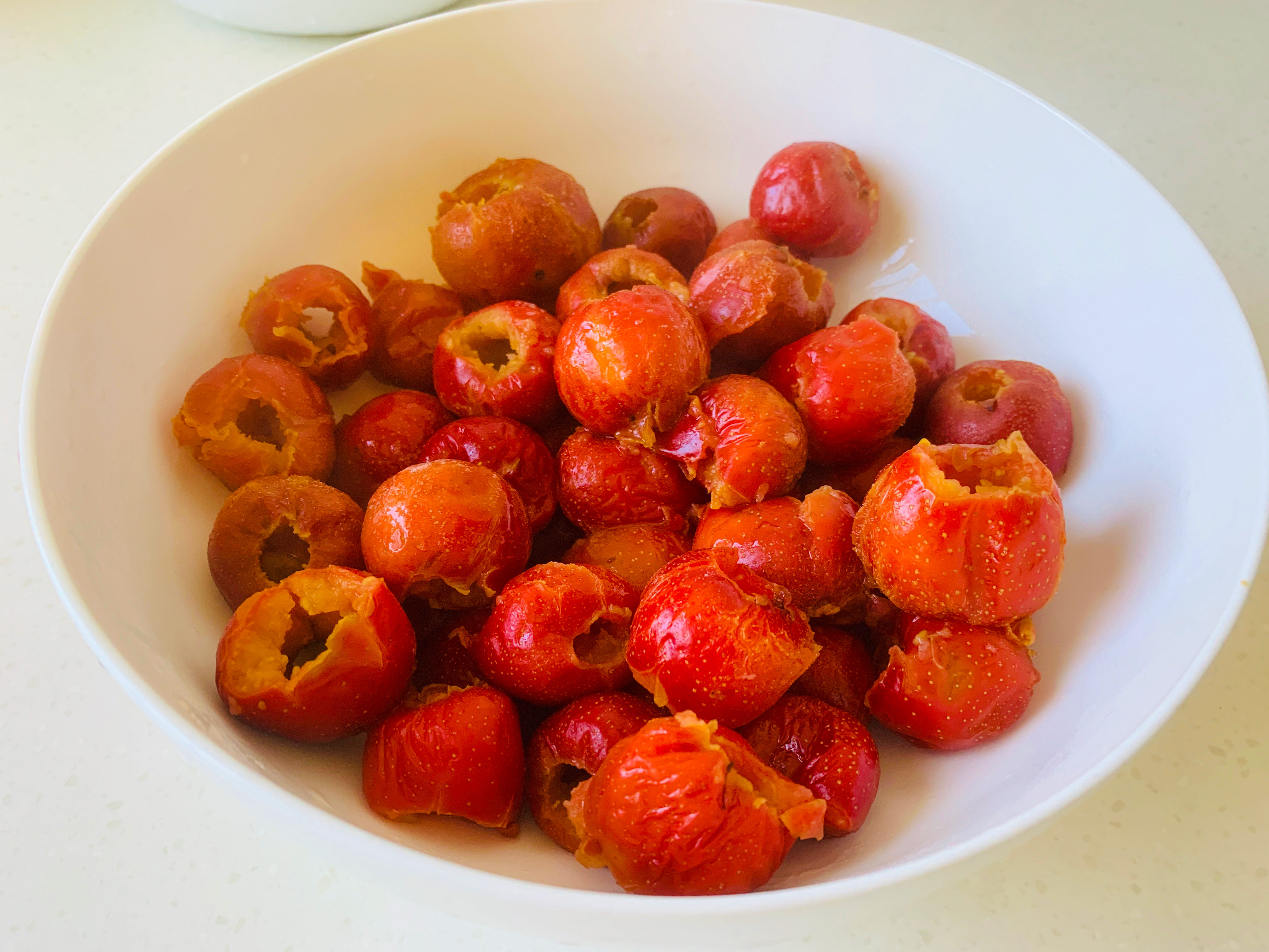 山楂不要晒干了，这样存放，明年也有鲜果吃，随时能做罐头、果酱