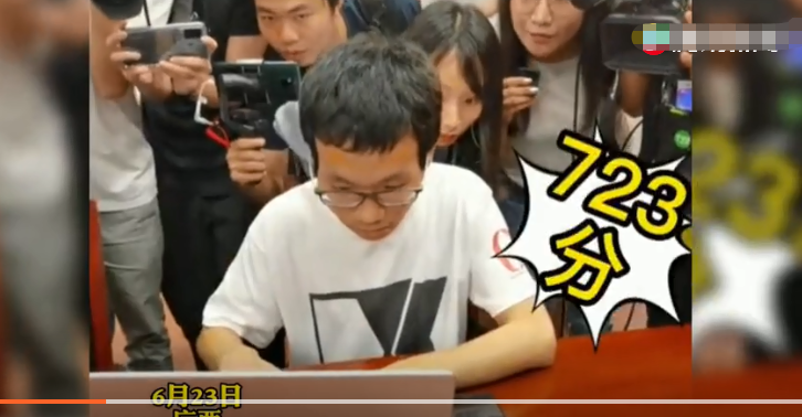 广西学霸查分723一脸淡定，数学满分、英语仅扣3分，网友：秀儿