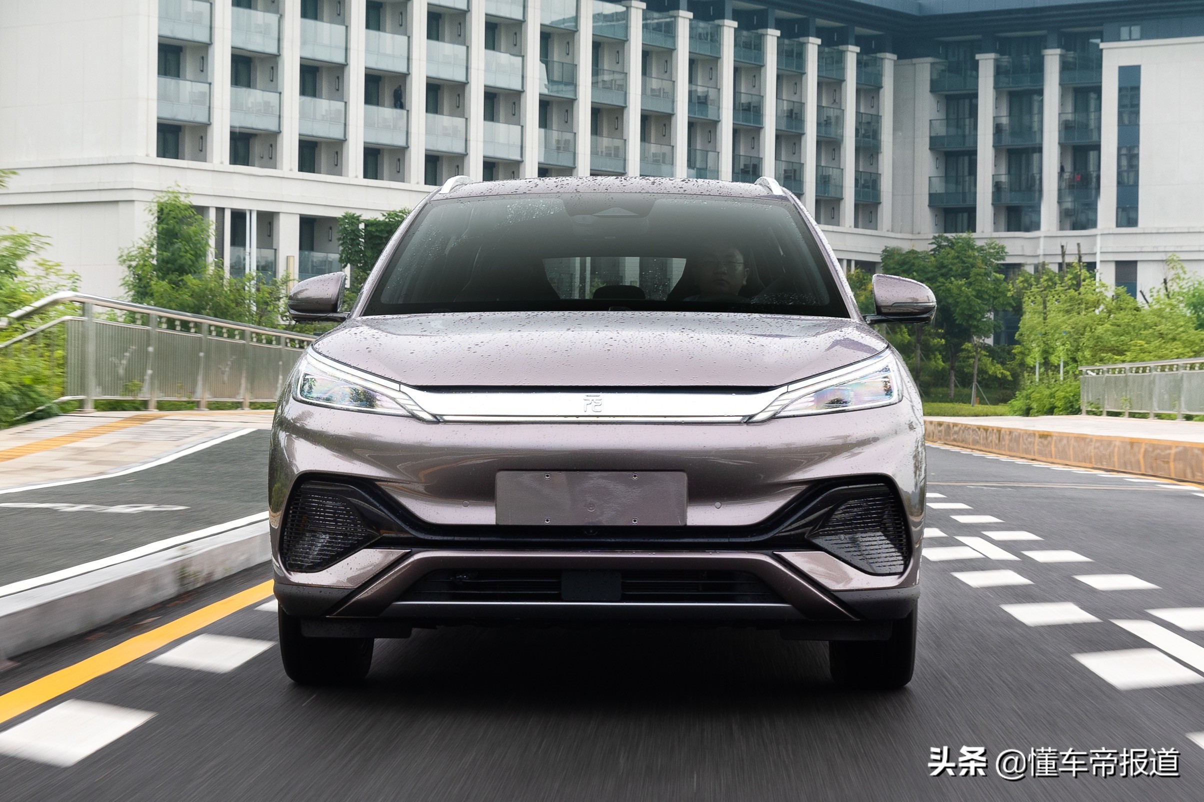 新车 </p><p>　　 13万起售，续航510公里，对标小鹏G3！比亚迪元PLUS内饰曝光