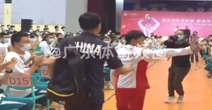 太火！全红婵造访中学，何教练背包跟随，小哥哥击掌激动握拳：爽