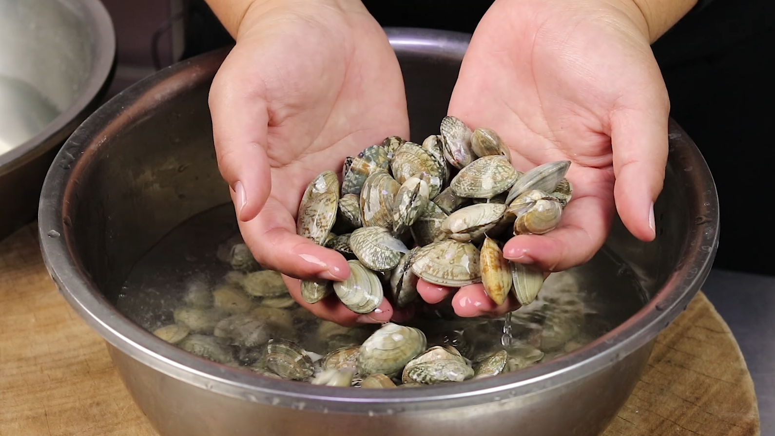 看一下,里面已经有很多的泥沙了,再用清水多清洗几遍就可以直接开炒了