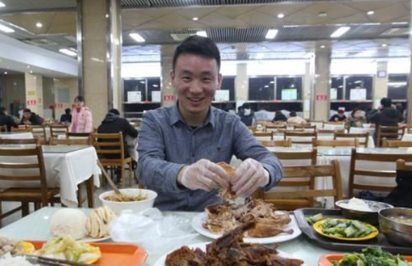 华中农大食堂菜价被吐槽“太贵”，价格堪比酒店，学生：我吃不起