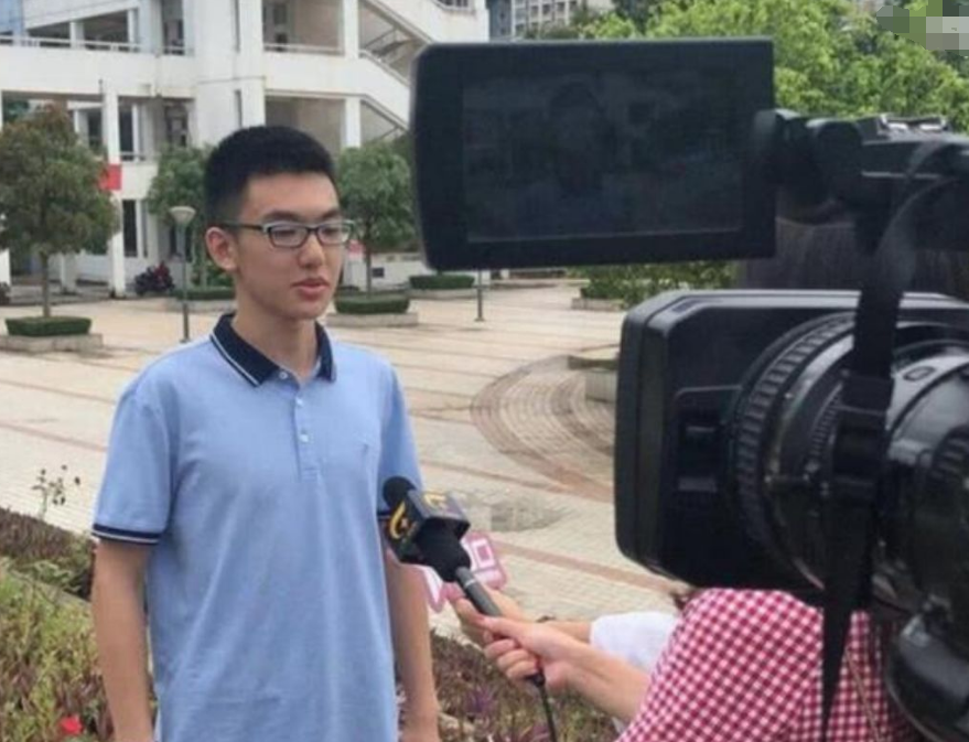 杨晨煜：从不上补习班高考730分，面对媒体：杨妈妈分享4点教育观