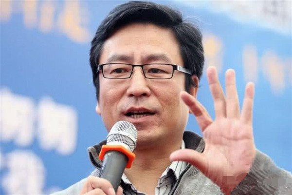 普通大学生很差？白岩松：名校生去了国外，普通大学生在建设国家