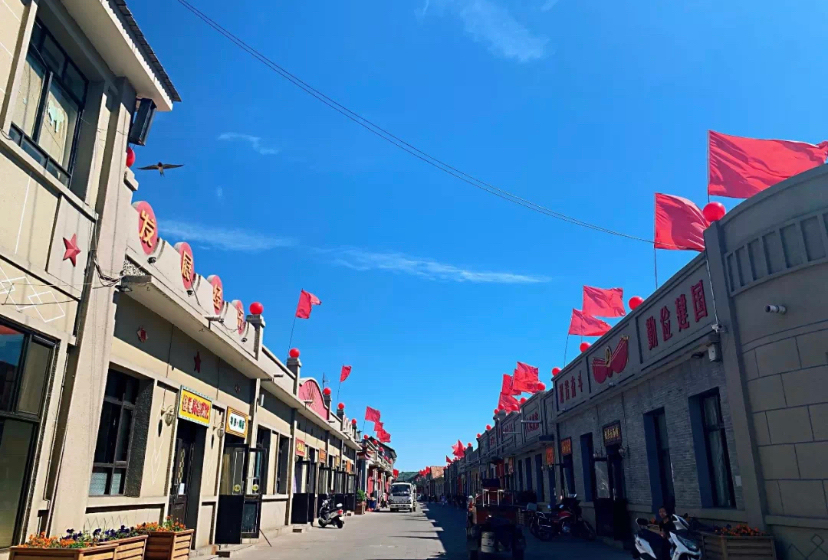 山西晋中这个步行街有特色,街上写满语录,像是穿越到六十年代