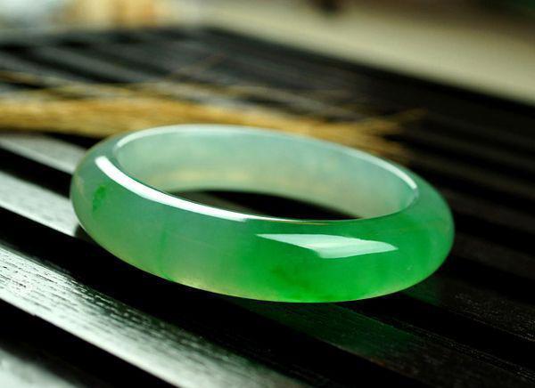 翡翠飾品形式美麗典雅符合中國(guó)傳統(tǒng)文化的內(nèi)涵