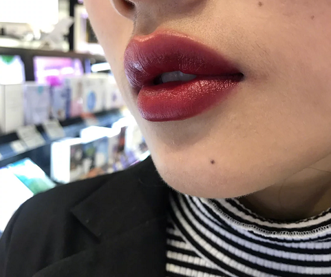 MAC和雅诗兰黛的口红哪个好？它们同属一个公司，到底有什么不同