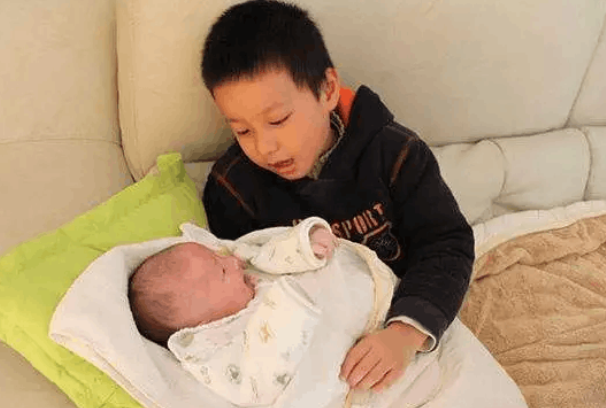 弟弟一哭，眼泪如断线珠子般滚落，小脸皱成一团，惹人怜爱又手足无措。