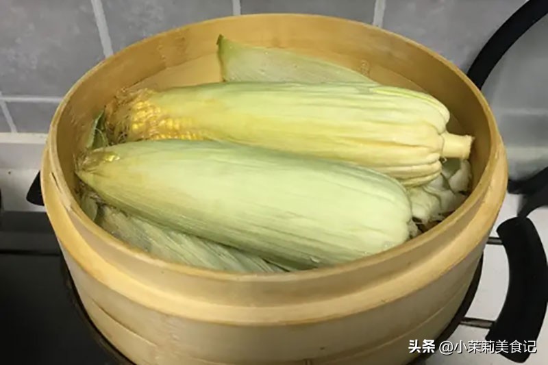 蒸玉米和煮玉米哪个好（从2方面告诉你那个做法更好吃）