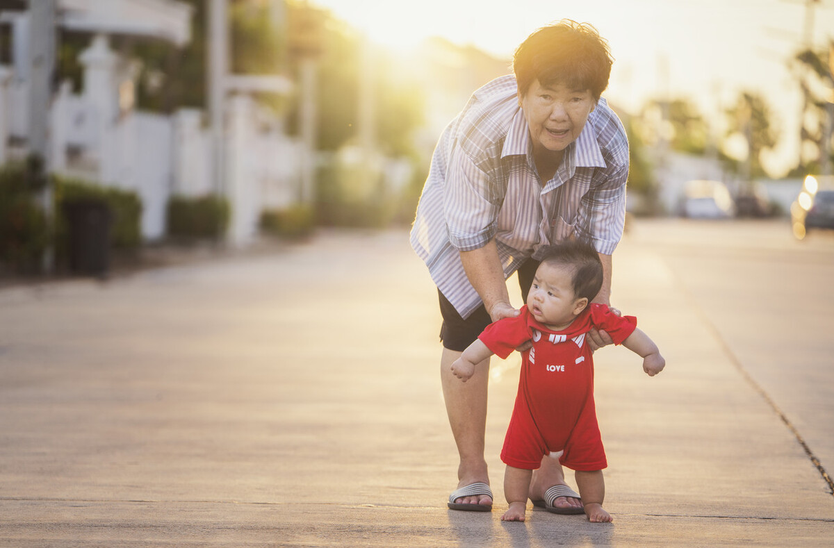 婴儿多大能抬头（宝宝学习走路）