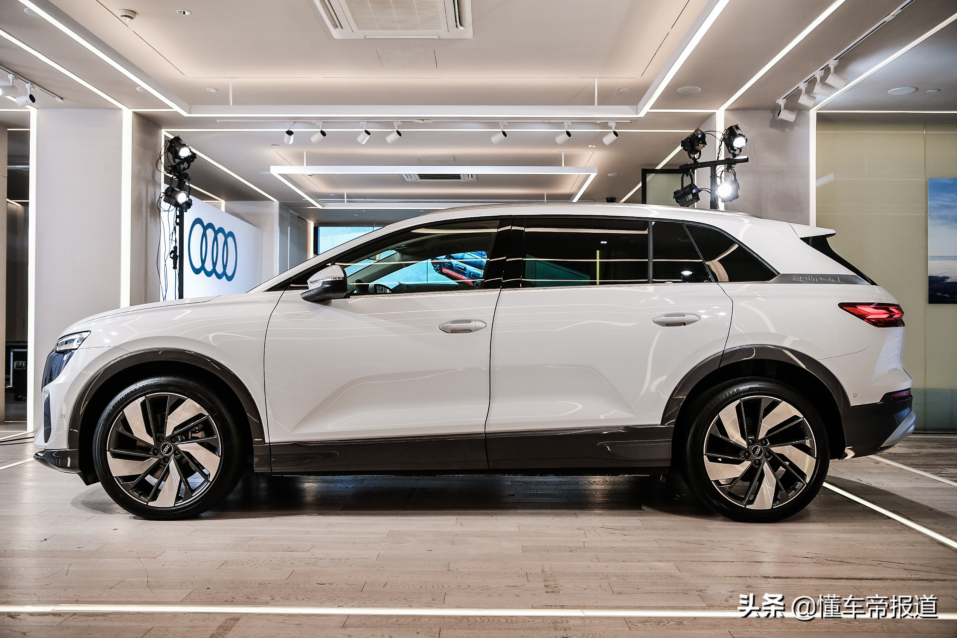 奥迪Q5 e-tron电动SUV发布，提供大6座/7座布局