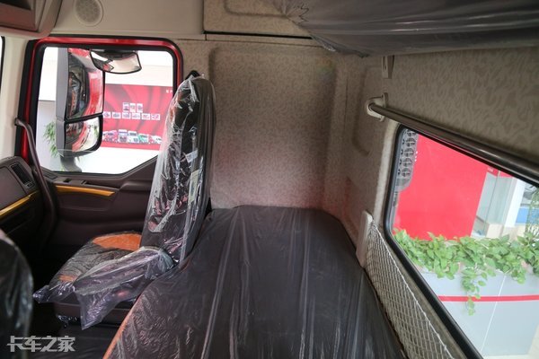 潍柴460马力，柳汽乘龙H7 8x4载货车报价31.2万，合你胃口吗？