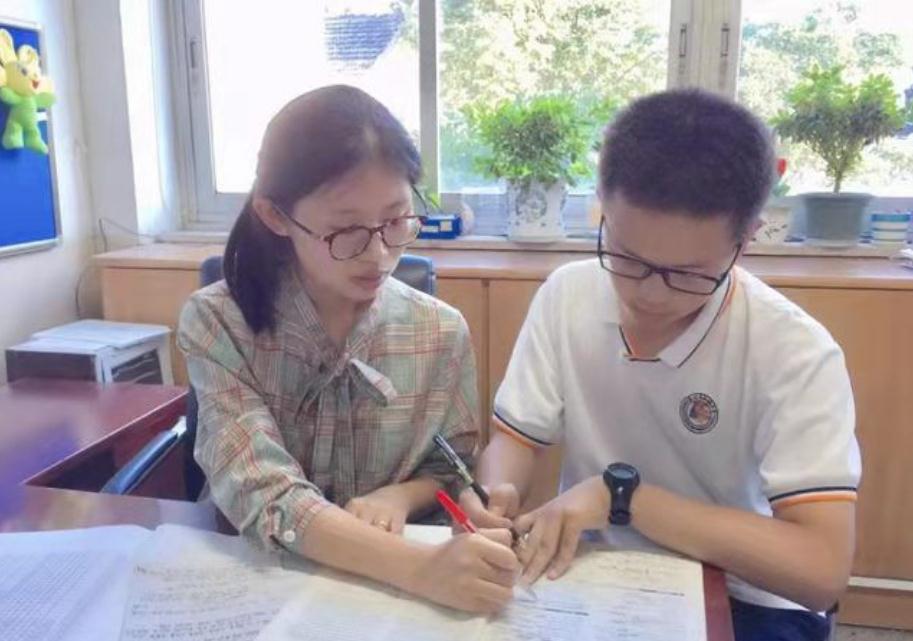 住家教师月薪3万，要求英语六级以上，“保姆式家教”可行吗？