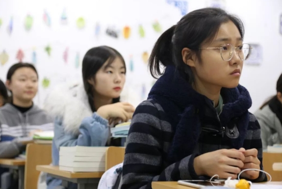 文科生注意，大学选择四个专业，考公务员难度小，竞争压力也很小