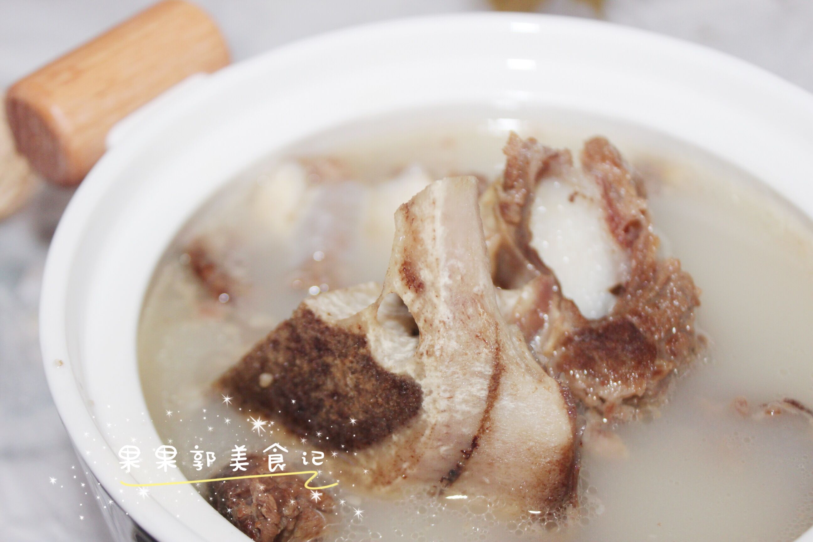 为啥牛骨汤总是腥味重?大厨教你连姜都不放,就能炖出香浓奶白汤