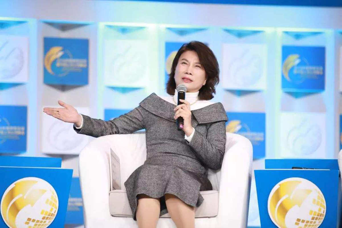 董明珠越老越有时尚感,把衬衫当做外套来穿,再配白色内搭超减龄