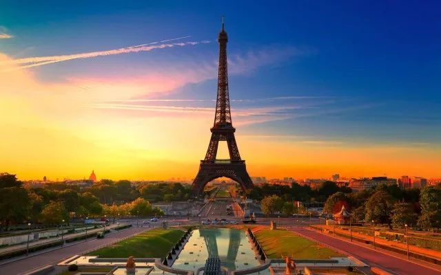 埃菲尔铁塔:"铁娘子"——法兰西国家的象征