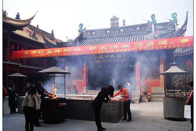 太清宫里，袅袅香火缭绕在寺庙上空，祈祷的人在祈福