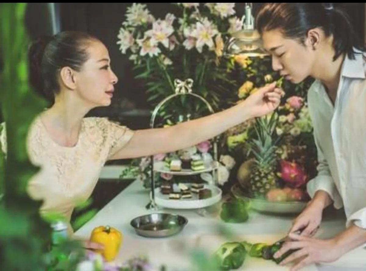 霍尊的母親仲小萍，放棄事業和婚姻培養兒子，最后留給她的是痛苦