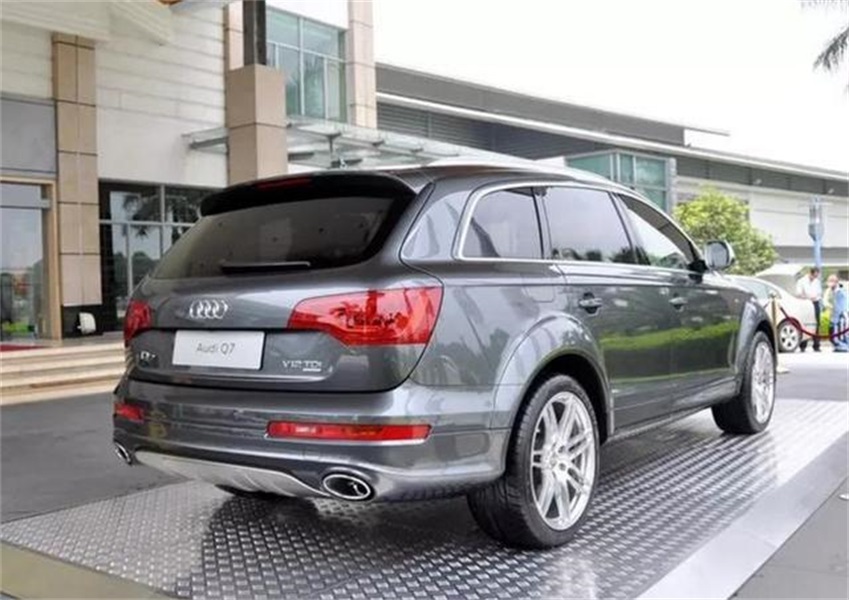 到店实拍奥迪Q7 V12柴油版，257万高等价位，扬言能拖动一架飞机