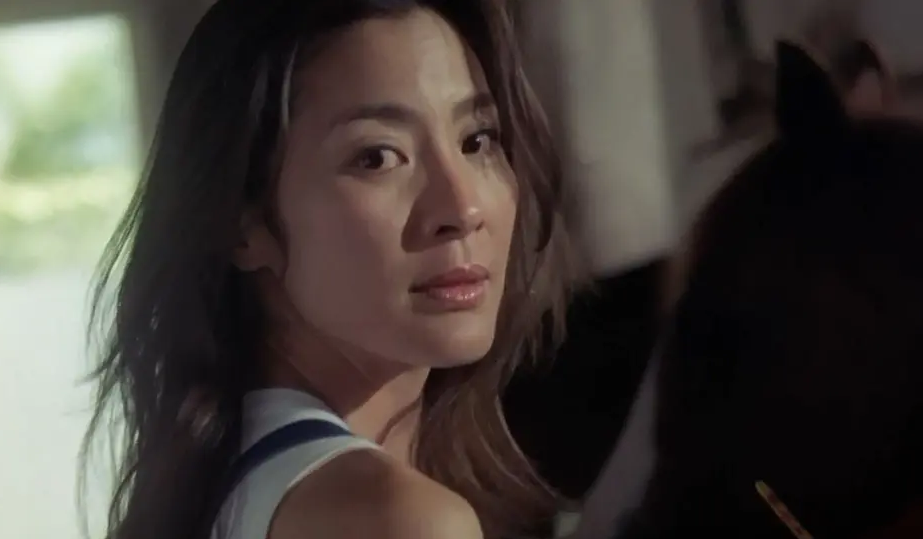 1983年,在"马来西亚小姐"选美大赛上夺冠的杨紫琼,被"德宝电影"签入旗
