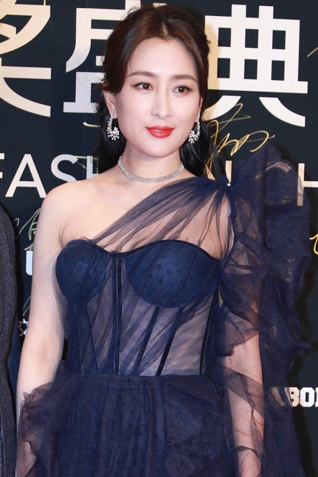 40岁马苏真放得开,穿透视网纱裙秀曼妙身姿,p图遮不住腋下褶皱