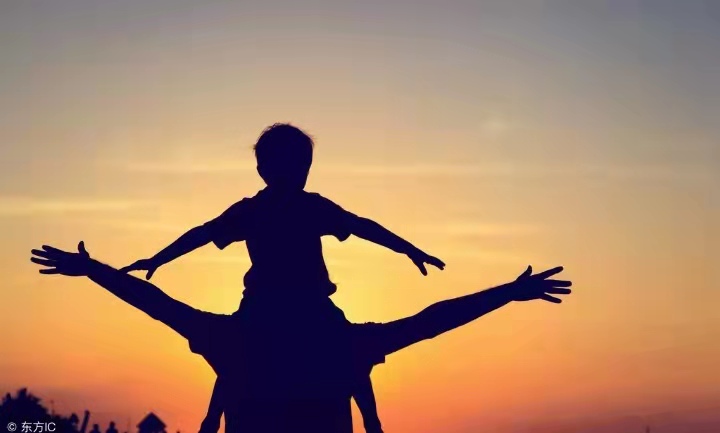 他身高1米49，在夜场当小丑，却将女儿培养成唢呐名家，年入百万