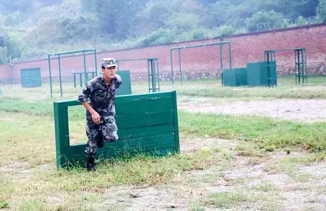 这所高校退伍兵宿舍火了，著名主持人鲁豫前来探访