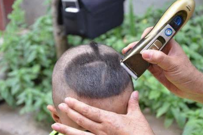 婴儿理发视频(章子怡给宝宝剃头) - 乐宝宝贝